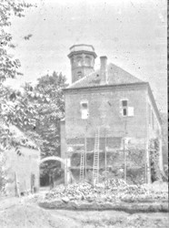 <p>Foto van de westgevel, gemaakt tijdens de werkzaamheden van 1907 (Huisarchief Huis Sevenaer).</p>
